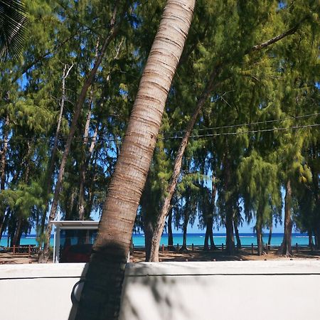 Oceanside Licenced Tourist Residence Flic en Flac Bagian luar foto